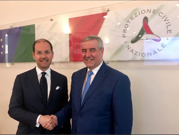 Il presidente di Enav, Nicola Maione (sinistra) ed il capo Dipartimento della Protezione civile, Angelo Borrelli, si stringono la mano dopo aver siglato protocollo di intesa