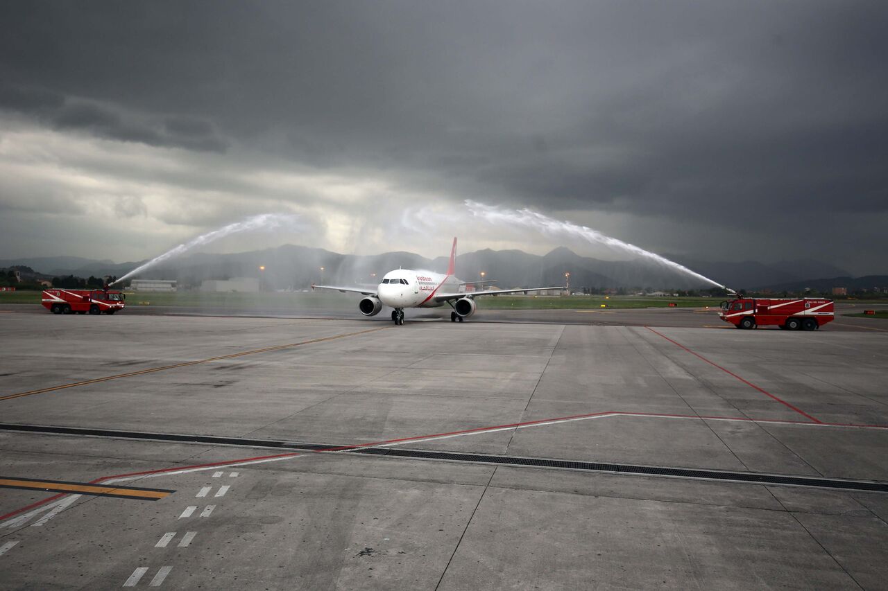 Arco d'acqua dei Vigili del Fuoco di Orio al Serio all’arrivo dell'A-320 Air Arabia proveniente da Alessandria