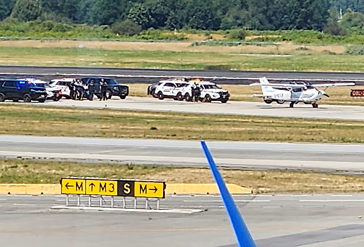 Aeroporto di Vancouver: massiccia la presenza di forze di polizia all'atterraggio di un Cessna 172S Skyhawk rubato a Victoria. Il presunto ladro viene arrestato, l'aereo trainato, la pista sgomberata