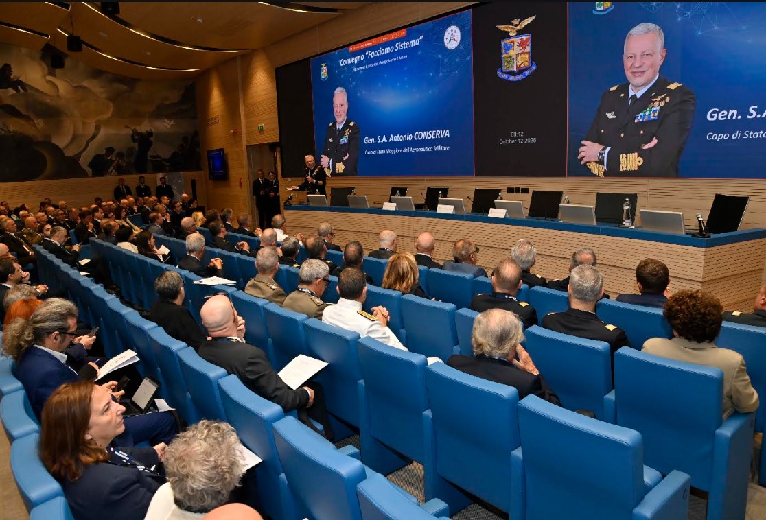 Roma, 12 ottobre 2026. Il capo di Stato Maggiore Aeronautica generale Squadra Aerea Antonio Conserva durante il suo intervento introduttivo in occasione del convegno svoltosi presso l’Auditorium "Adriano Visconti" di Palazzo Aeronautica, dal titolo “Facciamo sistema – difendiamo il presente, pianifichiamo il futuro: insieme, più in alto”