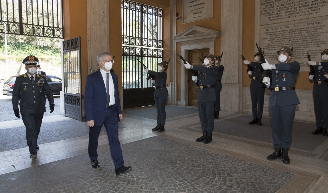 Il ministro dell’Economia e delle finanze, Daniele Franco, visita il Comando generale della Guardia di Finanza il 9 aprile 2021 a Roma