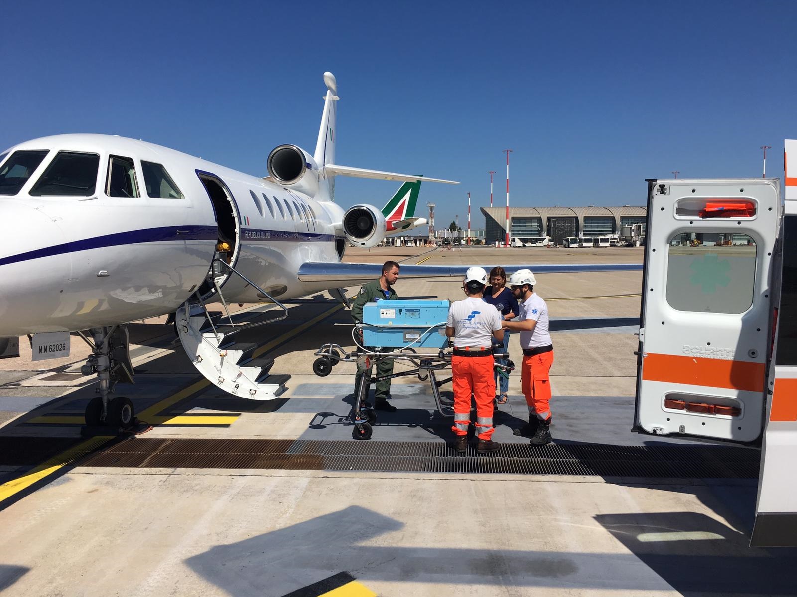 AMI: neonato in imminente pericolo di vita trasportato urgentemente nella culla termica su aereo Falcon 50