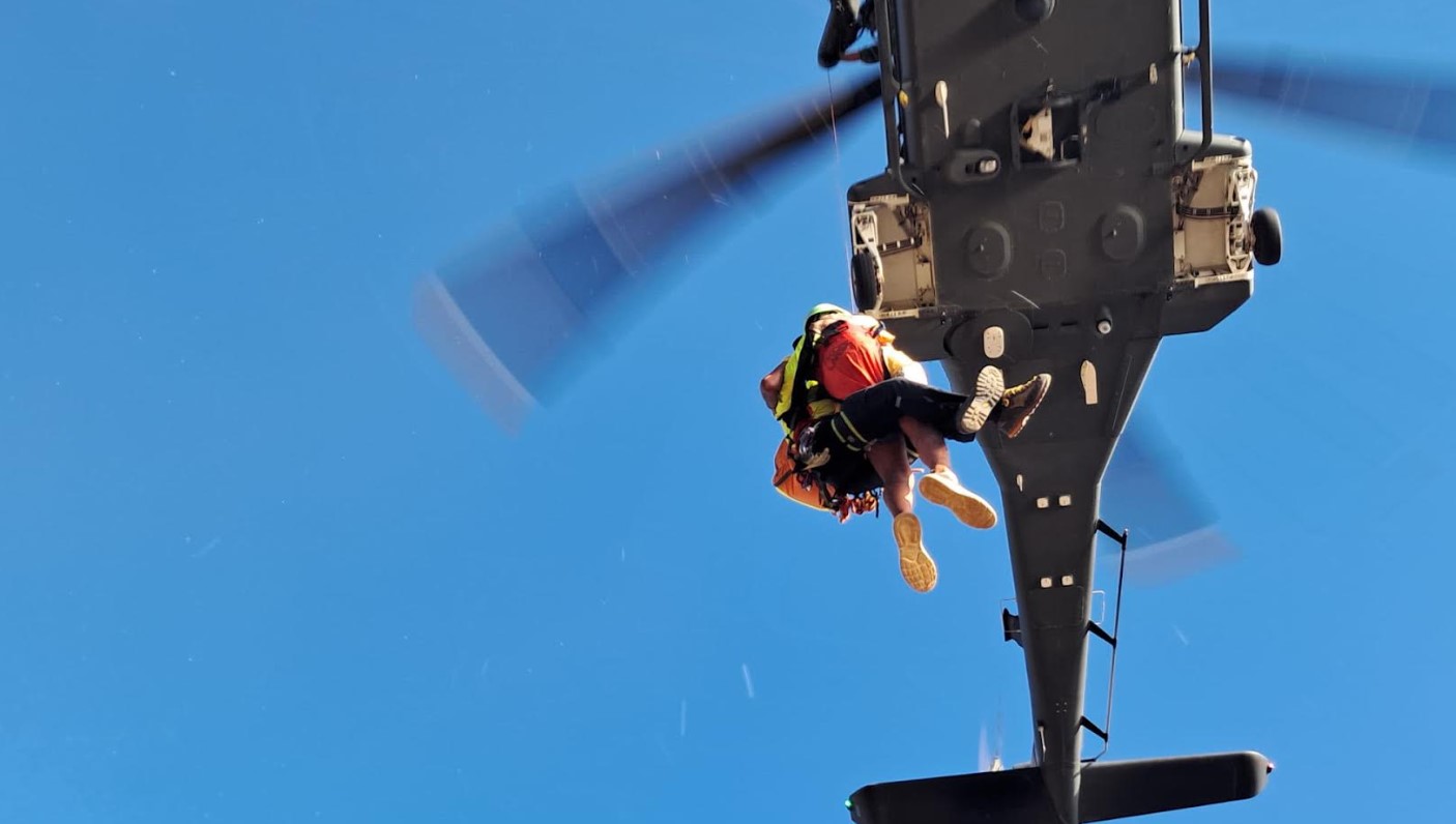 AMI: elicottero HH-139B durante una operazione di soccorso di una persona tramite il verricello