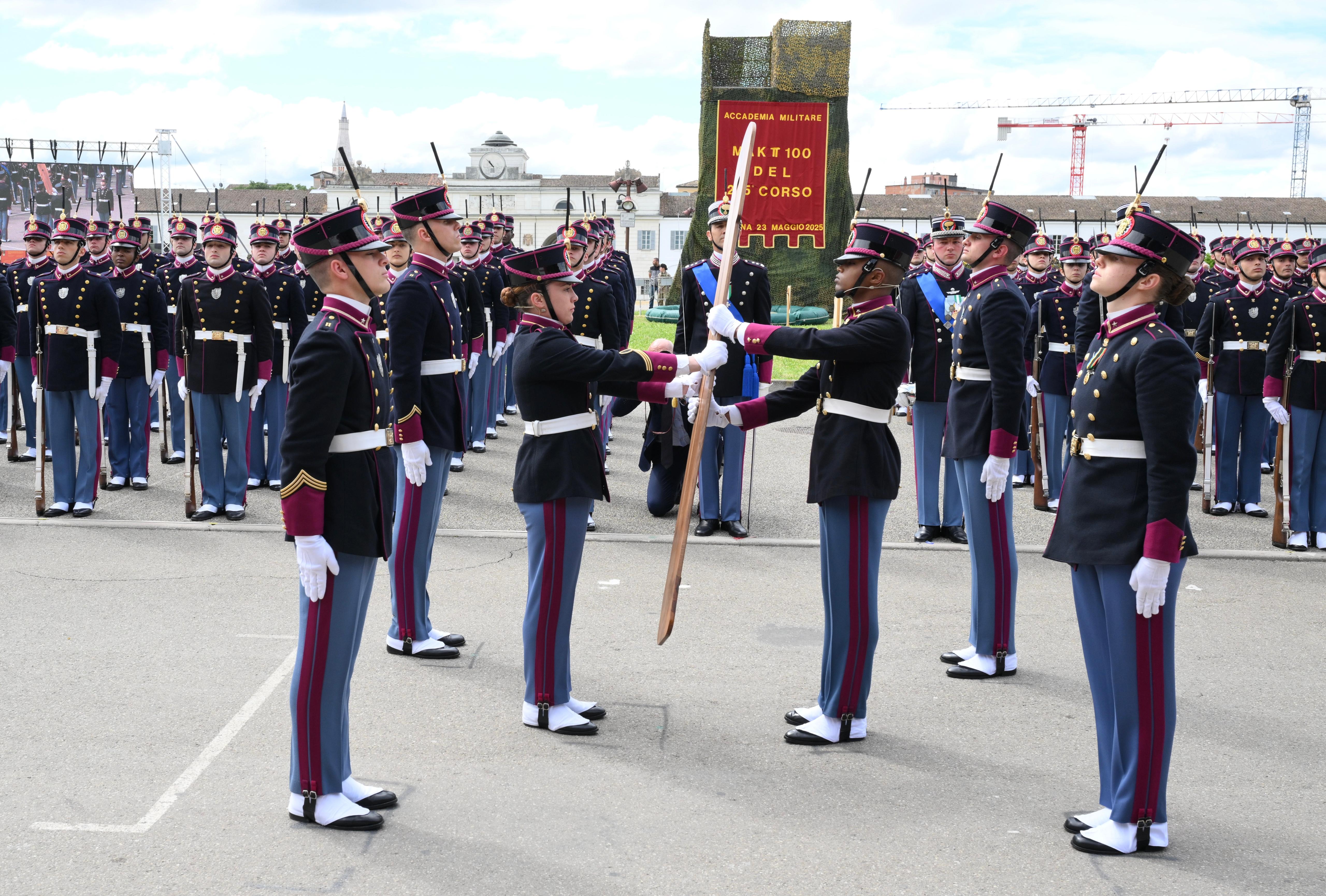 Modena, 23 maggio 2025: cerimonia di passaggio della “Stecca accademica” tra gli allievi del 205esimo corso “Fierezza” dell'Accademia militare e del 206esimo corso “Dignità”