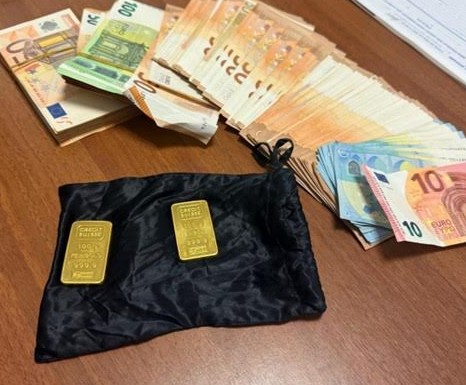 Adm-GdF: valuta in contanti non dichiarata e due lingotti d'oro sequestrati all'aeroporto "Karol Wojtyla" di Bari