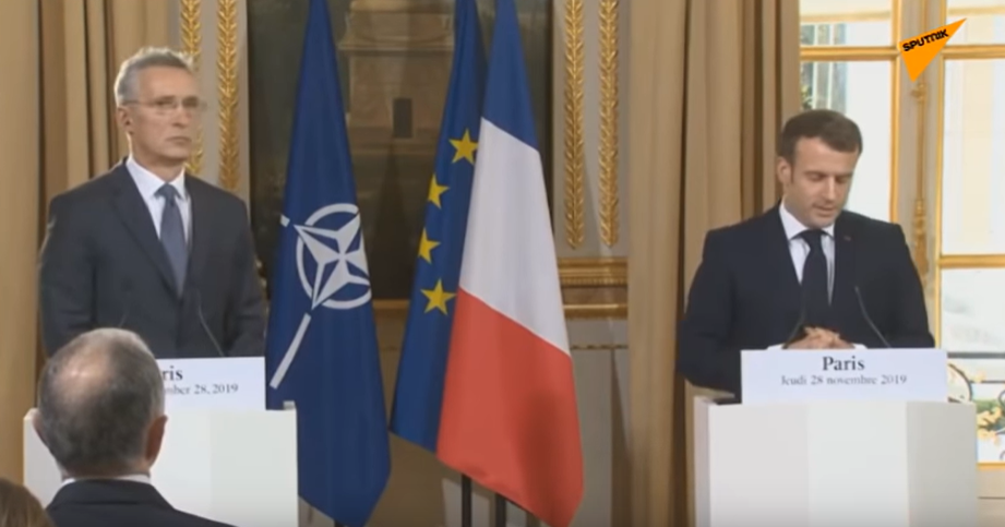 Emmanuel Macron con il segretario generale della Nato Jens Stoltenberg