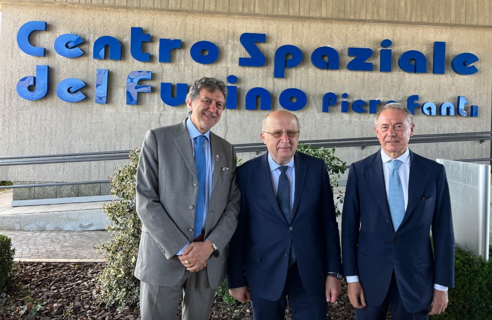 L'Aquila, 26 maggio 2025. Da sinistra: il presidente della Regione Abruzzo Marco Marsilio, il ministro Adolfo Urso (Mimit) ed il vicepresidente della Commissione Ue e commissario europeo per la difesa e lo spazio, Andrius Kubilius al Centro spaziale del Fucino di Telespazio (joint-venture tra Leonardo e Thales)