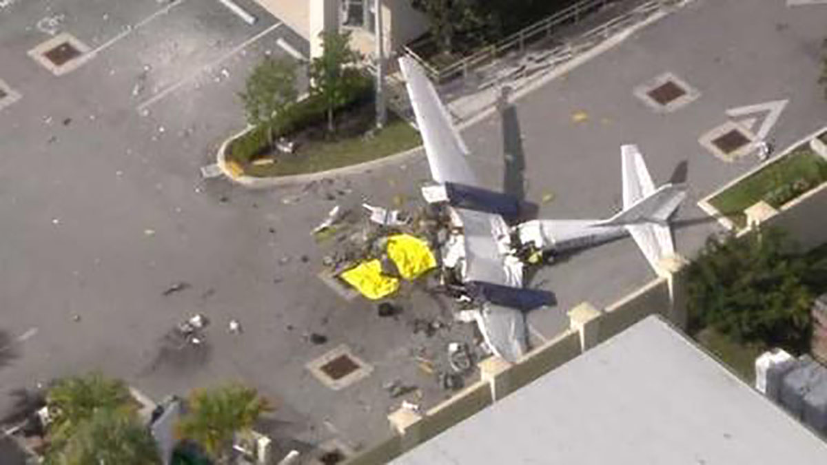 Aereo si schianta contro un Suv in transito in Florida (lunedì 15 marzo 2021)