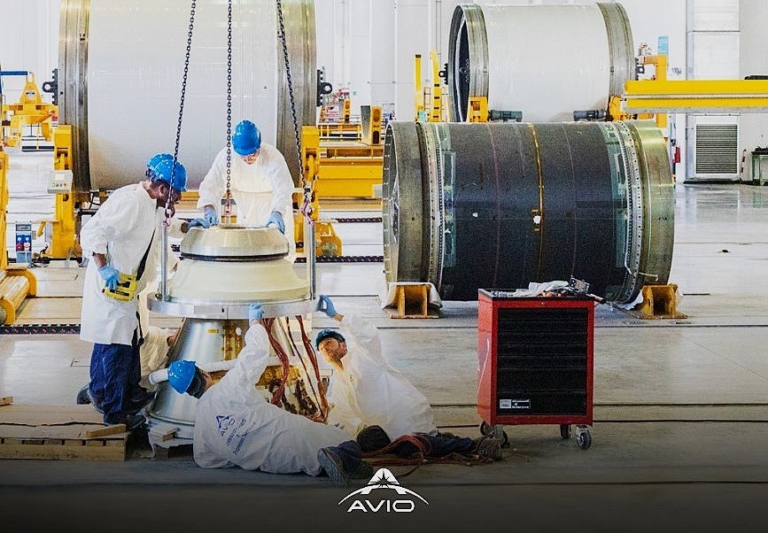 Tecnici al lavoro sull'ugello di Zefiro 9 nell'impianto Avio di Colleferro (Roma). Foto d'archivio