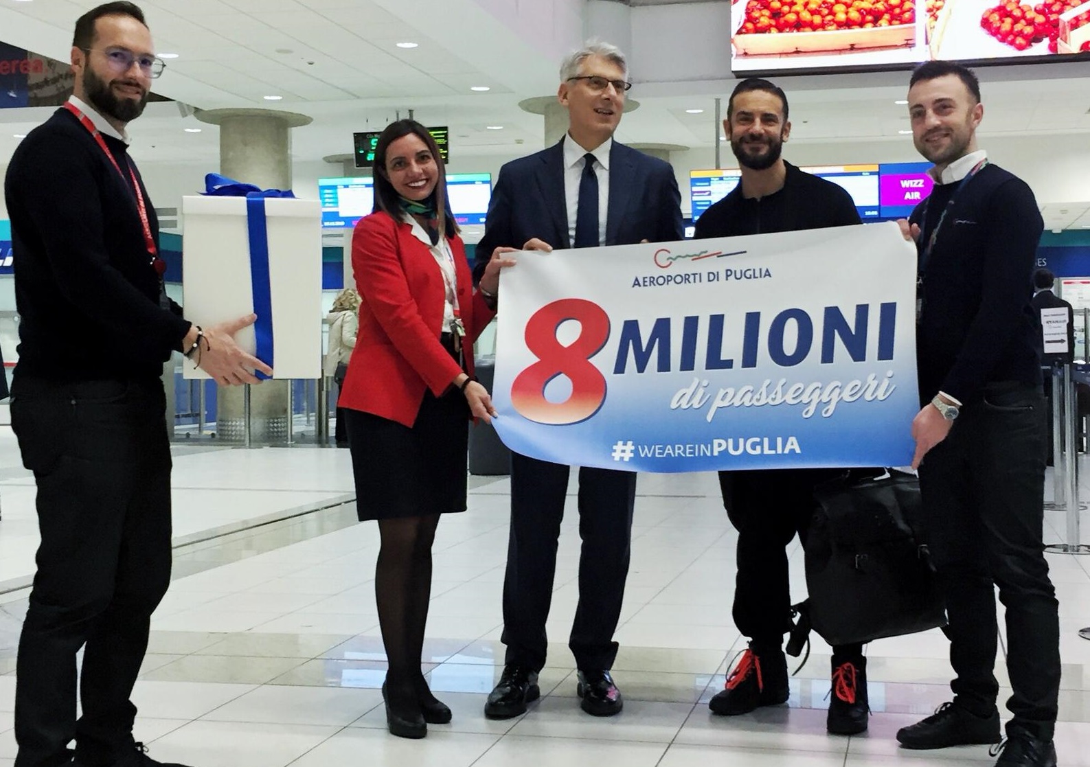 AdP: il presidente Tiziano Onesti premia a Bari Lorenzo Argiolas, 8 milionesimo passeggero, in partenza per Milano