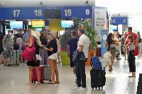 Passeggeri all'aeroporto "Mario Mameli" di Cagliari-Elmas