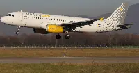 Aereo A-320 Vueling in fase di atterraggio all’aeroporto di Bergamo
