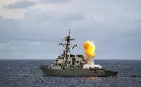 USS Benfold durante un'esercitazione missilistica