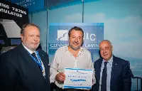 Rimini, 25 agosto 2026. Matteo Salvini (Mit) mostra l'attestato di partecipazione ad uno dei tre simulatori di volo presenti nello stand Enac al meeting, il B-737, insieme al commissario straordinario Carlo Mearelli (a sinistra) ed al vicedirettore generale Fabio Nicolai