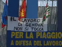 "Il lavoro di Genova non si tocca" "Per la Piaggio a difesa del lavoro", lo striscione di Fim-Cisl Liguria, contro il rischio di trasferimento delle attivit&agrave; produttive da Genova a Villanova d'Albenga