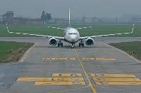 Airplane on runway (photo by Mauro Cini)