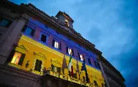 Facciata di Palazzo Montecitorio a Roma illuminata con i colori della bandiera dell'Ucraina