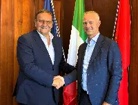 Da sinistra. L'accordo siglato dal sindaco di Fiumicino, Mario Baccini e da Alberto Morosi, ad di Airport Handling SpA, su lavoro, formazione ed inclusione sociale