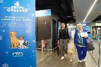 I due cani e le loro proprietarie all'atterraggio all'aeroporto "Leonardo Da Vinci" di Roma-Fiumicino