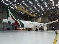 Aereo Airbus A-319 -con marche EI-IML- di Alitalia in un hangar dell'aeroporto di Roma-Fiumicino