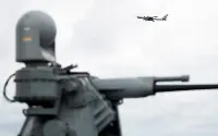 Il Tu-142 Bear fotografato in volo sopra la nave ammiraglia della Sesta flotta usa