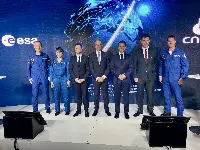 L'astronauta italiana Samantha Cristoforetti con i colleghi dell'Agenzia spaziale europea al Paris Air Show 2023