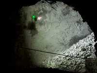 Immagine del drone in volo dentro una galleria sotteranea