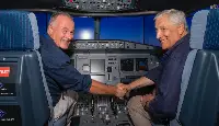 Rimini, 26 agosto 2026. Al termine della sua visita allo stand Enac nella giornata conclusiva del Meeting, il ministro Antonio Tajani &egrave; stato affiancato da un ispettore dell'Ente nella cabina del simulatore A-320, cimentandosi in un'emozionante esperienza di volo
