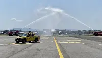 Aereo Vueling atterrato a Firenze, proveniente da Barcellona, e festeggiato con il tradizionale water cannon il 2 luglio 2020