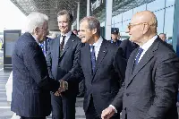 Fiumicino, 31/10/2025. Il capo dello Stato Sergio Mattarella saluta Alessandro Benetton, presidente di Edizione, Giampiero Massolo, presidente di Mundys, e Vincenzo Nunziata, presidente di Aeroporti di Roma, in occasione della cerimonia per il 65esimo anniversario dell’aeroporto “Leonardo Da Vinci” di Roma-Fiumicino