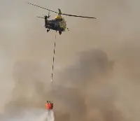 Avincis: elicottero impegnato in una operazione antincendio con l'uso della benna (bucket)