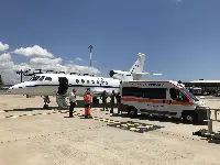 Aereo Falcon AMI per trasporto urgente insieme ad ambulanza