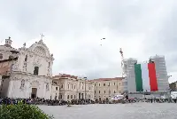 L'Aquila, 5 maggio 2026. Sorvolo di un elicottero dell'Esercito sopra Piazza Duomo in occasione della cerimonia per il 165esimo anniversario costituzione della Forza Armata