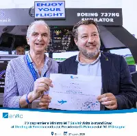 Rimini, 27 agosto 2025. Il ministro Matteo Salvini riceve dall'Enac attestazione di partecipazione all'esperienza di volo al simulatore B-737NG durante la sua visita allo stand dell'Ente nel corso della giornata conclusiva della 46esima edizione del Meeting