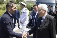 Decimomannu, 02/07/2025 (II mandato) Il presidente Mattarella saluta Giuseppe Meloni, vicepresidente della Regione Sardegna, al termine della cerimonia di consegna delle Aquile di pilota militare