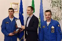 Trieste, 22 novembre 2023. Il comandante della Pan, tenente colonello Stefano Vit (a sinistra), ed il suo successore, tenente colonnello Massimiliano Salvatore, che assume il comando delle "Frecce Tricolori" alla fine del mese ricevuti dal governatore Regione Fvg Massimiliano Fedriga