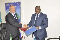 L'ambasciatore della Repubblica italiana in Ruanda Domenico Fornara e il ministro delle infrastrutture ruandese Claver Gatete