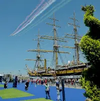Aerei delle "Frecce Tricolori" sorvolano la nave-scuola "Amerigo Vespucci"