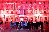 Roma, 24/11/2022 - Il presidente del Consiglio, Giorgia Meloni, i vicepresidenti ed i ministri davanti Palazzo Chigi illuminato di colore rosso e sulla facciata sono proiettati, nell’ambito dell’iniziativa “Illuminiamole”, i nomi delle oltre cento donne vittime di femminicidio nel 2022