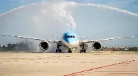 Bari, 4 giugno 2025. Aereo B-787/9 Dreamliner di Neos atterrato stamattina all'aeroporto “Karol Wojtyla”, proveniente dall'aeroporto "Jfk" di New York, salutato dal tradizionale water cannon