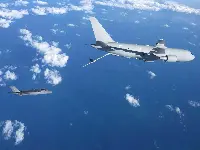 Aereo KC-767A rifornisce in volo velivolo F-35