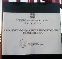 Ordinanza di sequestro preventivo affissa al cancello del Parkingo di Palermo
