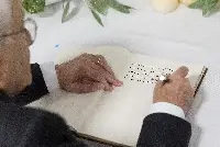 Martigny, 09/01/2026 (II mandato) Il presidente della Repubblica Sergio Mattarella firma il Libro delle condoglianze, a margine della cerimonia ufficiale in memoria delle vittime dell'incendio di Crans-Montana