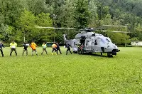 Elicottero della Marina: catena umana per passaggio di beni destinati alle persone sfollate a seguito dell'emergenza in Emilia Romagna avvenuta a maggio 2023