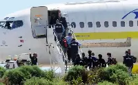 Foto d'archivio di poliziotti che salgono su un aereo che rimpatrierà degli immigrati clandestini