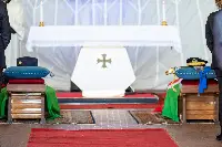 Latina, 7 ottobre 2025. Aeroporto militare di Latina, sede del 70esimo Stormo AMI, i funerali del generale di Brigata Aerea Simone Mettini (a destra) e dell’allievo ufficiale pilota Lorenzo Nucheli (a sinistra), scomparsi nell’incidente aereo avvenuto lo scorso primo ottobre durante una missione di addestramento a bordo di un velivolo T-260 B