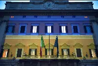 Facciata di Palazzo Montecitorio a Roma illuminata con i colori della bandiera dell'Ucraina
