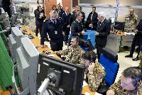 Ciampino, 11/11/2025 (II mandato) Al presidente Sergio Mattarella nel corso della visita al Centro radar Acc (Area Control Center) di Enav viene illustrata l’isola dedicata all’Aeronautica militare