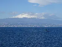 Catania, 26 febbraio 2024. "Dynamic Manta" fino all'8 marzo al largo delle coste siciliane: il vulcano Etna e sottomarino impiegato nell'esercitazione