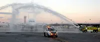 Aereo Dreamliner di Latam Airlines Group atterrato all'aeroporto "Ben Gurion" di Tel Aviv, proveniente da Santiago del Cile, accolto dal tradizionale water cannon